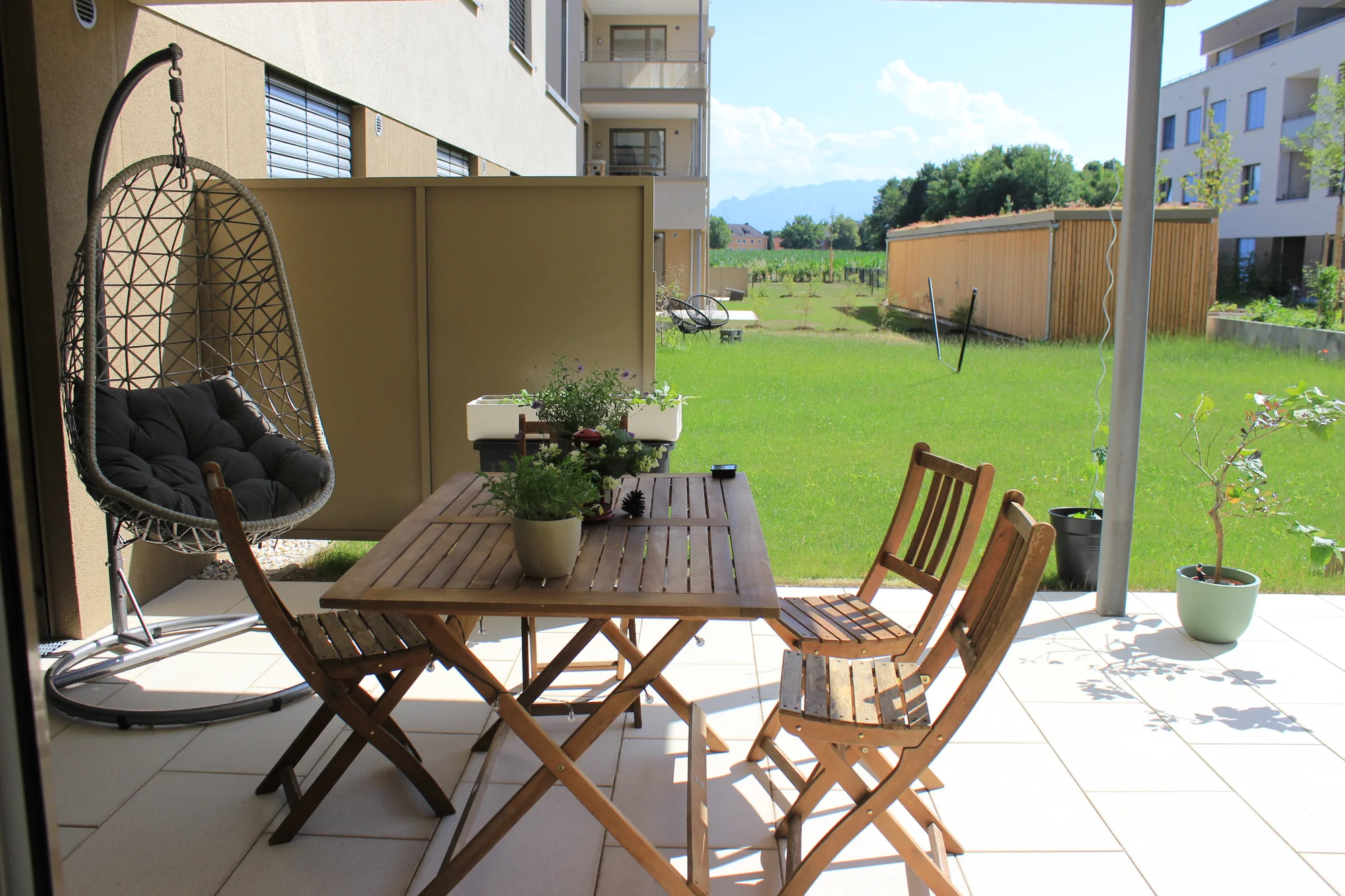 Terrasse und Rasen mit Blick in die Berge